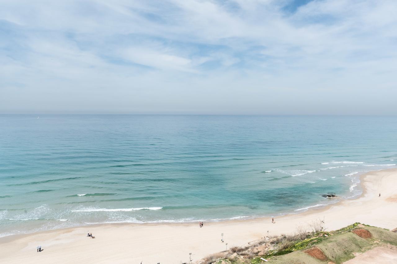 Beach Apartment- Breathtaking Views With Bomb Shelter Herzliya Экстерьер фото